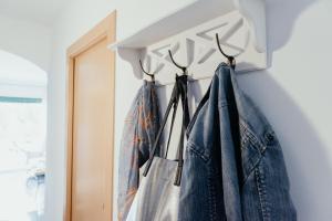 einem Kleiderständer aus Jeans, der an einer Wand hängt in der Unterkunft Hauzify I Apartament Marina in Torredembarra