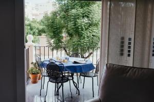 a blue table and chairs on a balcony at Hauzify I Apartament Marina in Torredembarra