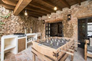 eine Tischtennisplatte in einem Zimmer mit einer Steinmauer in der Unterkunft Valencia Luxury - Mora de Rubielos con Piscina in Mora de Rubielos