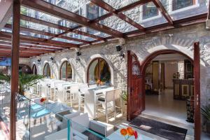 ein Zimmer mit Tischen und Stühlen in einem Gebäude in der Unterkunft Integra Hotel in Trebinje
