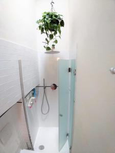 Ett badrum på The AERIE - IL NIDO DELL AQUILA - central 8bd recentely renovated