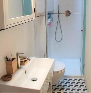 y baño con ducha, lavabo y aseo. en The AERIE - IL NIDO DELL AQUILA - central 8bd recentely renovated, en Siena