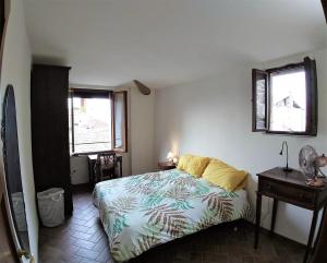 Tempat tidur dalam kamar di The AERIE - IL NIDO DELL AQUILA - central 8bd recentely renovated