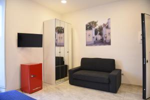 een woonkamer met een stoel en een spiegel bij Ville Vesuviane in San Giorgio a Cremano