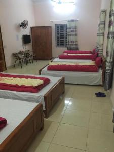 Un grupo de 4 camas en una habitación en Lung Ho motel, en Làng Cac