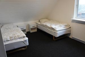 Zimmer mit 2 Betten und einem Fenster in der Unterkunft id. 011. Jagtvej 50 a in Esbjerg