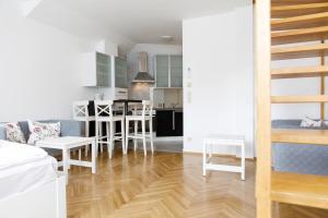 eine Küche und ein Wohnzimmer mit einem Esstisch und Stühlen in der Unterkunft Vienna-flats | contactless check-in in Wien