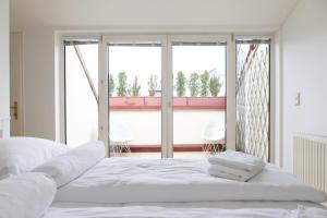 維也納的住宿－Vienna-flats | contactless check-in，配有大窗户的客房内的白色床