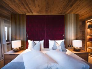 Ein Bett oder Betten in einem Zimmer der Unterkunft Boutiquehotel Blaue Burg Falkenstein