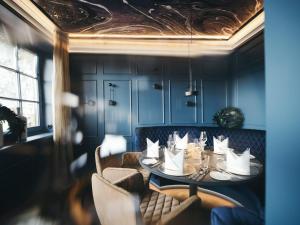 Ein Sitzbereich in der Unterkunft Boutiquehotel Blaue Burg Falkenstein