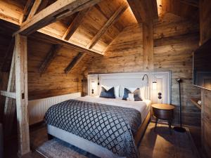 Ein Bett oder Betten in einem Zimmer der Unterkunft Boutiquehotel Blaue Burg Falkenstein