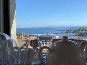 卢安科Finca El Palomar de Luanco的一张带眼镜的桌子,享有海景