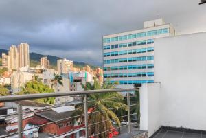 - un balcon offrant une vue sur la ville dans l'établissement Hotel Chico Real, à Bucaramanga
