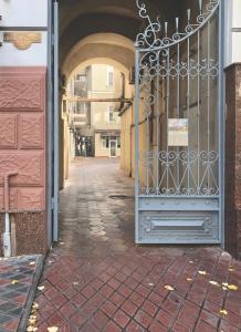 uma entrada para um beco com um portão de ferro em D5 Apartments em Odessa