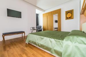 Televízia a/alebo spoločenská miestnosť v ubytovaní Nerello Suites and Rooms