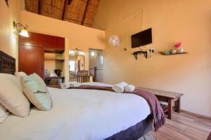 Tempat tidur dalam kamar di All over Africa Guest house