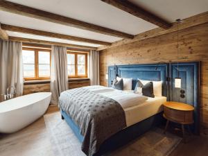 Ein Bett oder Betten in einem Zimmer der Unterkunft Boutiquehotel Blaue Burg Falkenstein