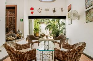 a living room with wicker chairs and a glass table at Casa Granada 24 in Cancún