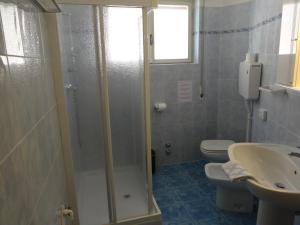 La salle de bains est pourvue d'une douche, de toilettes et d'un lavabo. dans l'établissement B&B Casa Gabriele, à Malcesine