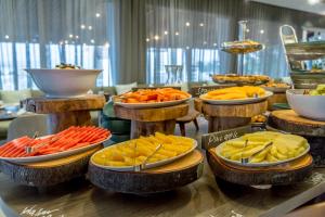 een buffet met verschillende soorten groenten en fruit op borden bij Hotel Cardoso in Maputo