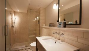 La salle de bains est pourvue d'un lavabo, d'une douche et de toilettes. dans l'établissement The Swan, Streatley, Berkshire, à Streatley