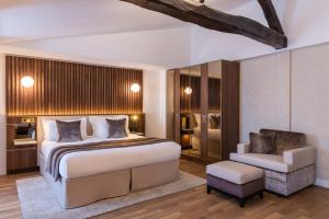 لورد بايرون في باريس: غرفة نوم بسرير كبير وكرسي
