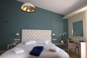 Posteľ alebo postele v izbe v ubytovaní Viaros Hotel Apartments + 37 fotografií