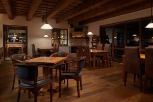 Reštaurácia alebo iné gastronomické zariadenie v ubytovaní Hotel Singer