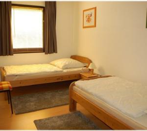 מיטה או מיטות בחדר ב-Apartment Frankenau für 4 Personen