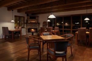 Reštaurácia alebo iné gastronomické zariadenie v ubytovaní Hotel Singer