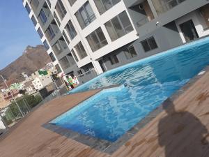 Bazén v ubytování Apartment with pool in Mindelo nebo v jeho okolí
