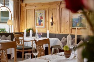 Reštaurácia alebo iné gastronomické zariadenie v ubytovaní Hotel Berghof Crystal Spa & Sports