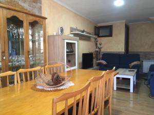 une salle à manger avec une table et un panier dans l'établissement Casa Ingleses, à Viro