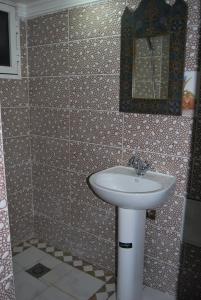 瓦爾扎扎特的住宿－Résidence MARWA，一间带水槽和镜子的浴室