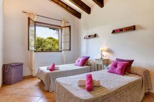 Łóżko lub łóżka w pokoju w obiekcie Casa con jardín y piscina - MORELL ONZE