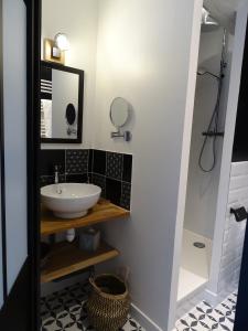 a bathroom with a sink and a mirror at Casa Juno in Duvy