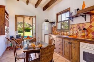 Kuchnia lub aneks kuchenny w obiekcie Casa con jardín y piscina - MORELL ONZE