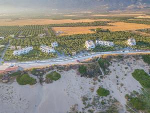 una vista aerea di un resort sulla spiaggia di Fata Morgana Studios & Apartments a Frangokastello