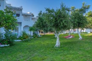 A garden outside Fata Morgana Studios & Apartments