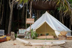 - une tente sur la plage avec un lit dans l'établissement O Little Tent de Koh Chang, à Ranong