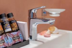 Kuchnia lub aneks kuchenny w obiekcie Dolphin Bay Seaside Resort & Suites