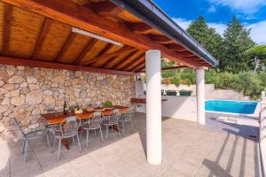 Bazén v ubytovaní VILLA MASLINA, with private 32m2Pool, panoramic views on 100km coastline, 12 pax alebo v jeho blízkosti