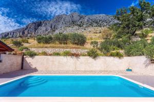 Bazén v ubytovaní VILLA MASLINA, with private 32m2Pool, panoramic views on 100km coastline, 12 pax alebo v jeho blízkosti