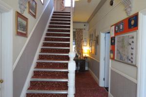 una escalera en una casa con escalera en Hunters Lodge Guest House en Southampton