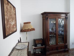 a dining room with a china cabinet and a table at Appartamento Centro Storico vicino Università in Perugia