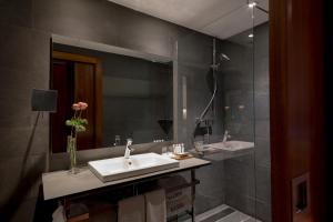 a bathroom with two sinks and a large mirror at Hotel Balmes in Barcelona