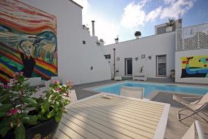 ein Haus mit einem Pool und einem Gemälde an der Wand in der Unterkunft Salentuosi - Salento Mille e una Notte in Racale