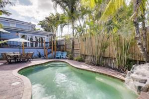 Bazén v ubytovaní West Palm Beauty With Private Pool Home alebo v jeho blízkosti