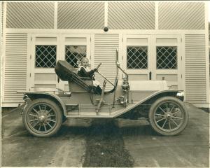 uma foto antiga de uma mulher sentada num carro em Reynolds House Inn em Barre