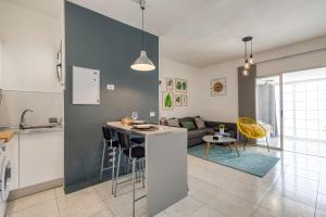 cocina y sala de estar con sofá y mesa en Living Las Canteras Homes - WORKOUT & FREE BIKES, en Las Palmas de Gran Canaria